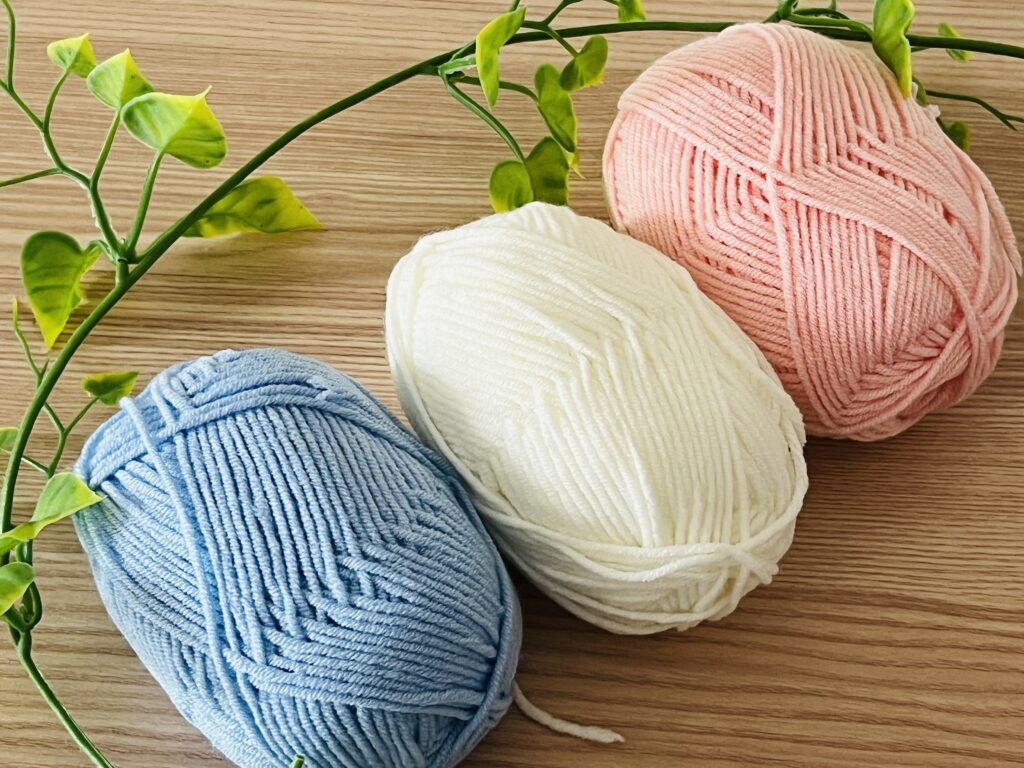 Kawaii Ghostに使った白・ピンク・水色のコットン毛糸