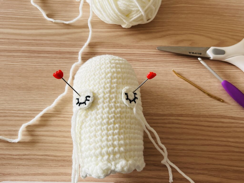 Kawaii Ghostの目をまち針で仮止めして位置を確認している様子