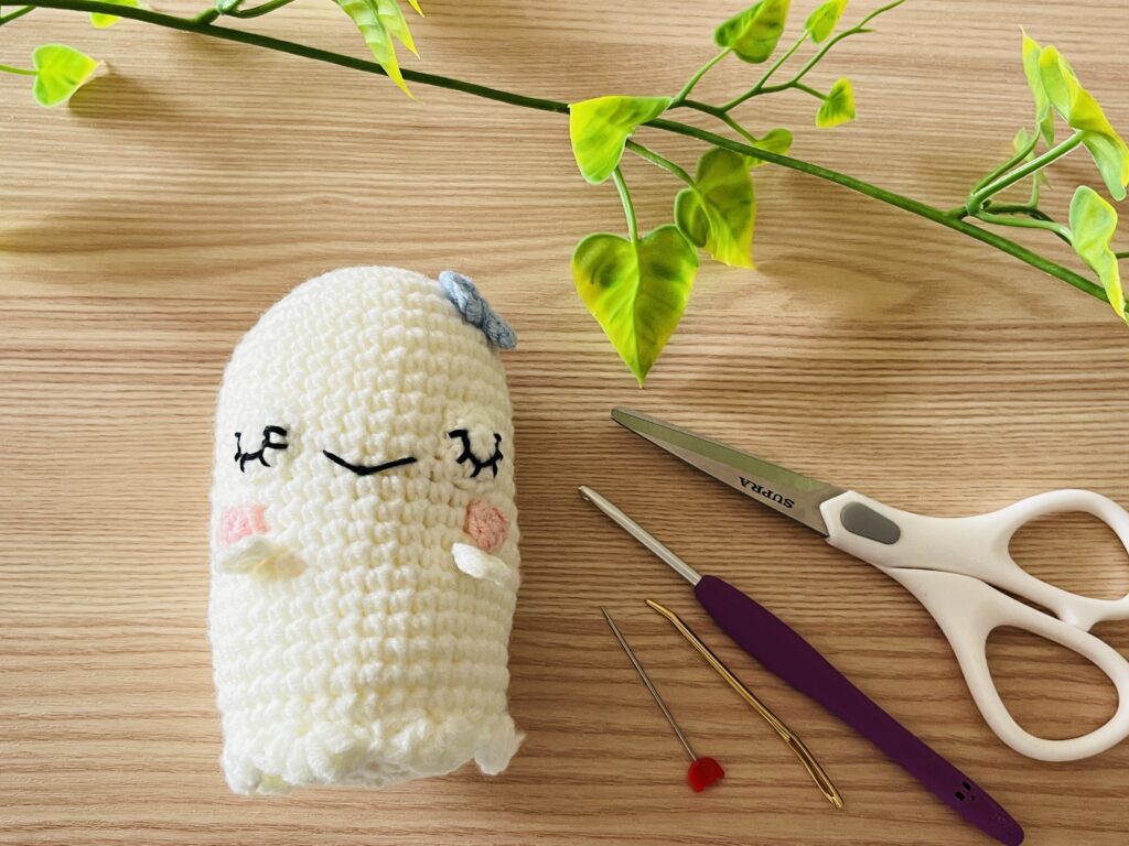 顔と水色のリボンを付けたKawaii Ghostの仕上がり